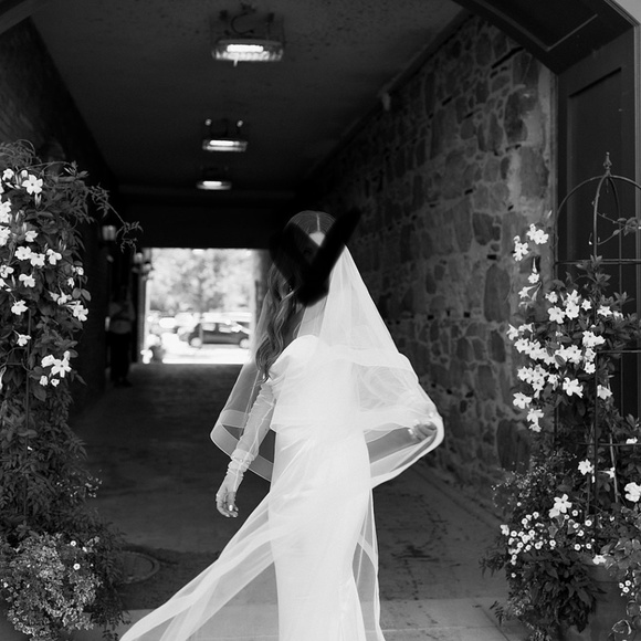 Beautiful white trim wedding veil - Picture 2 of 7